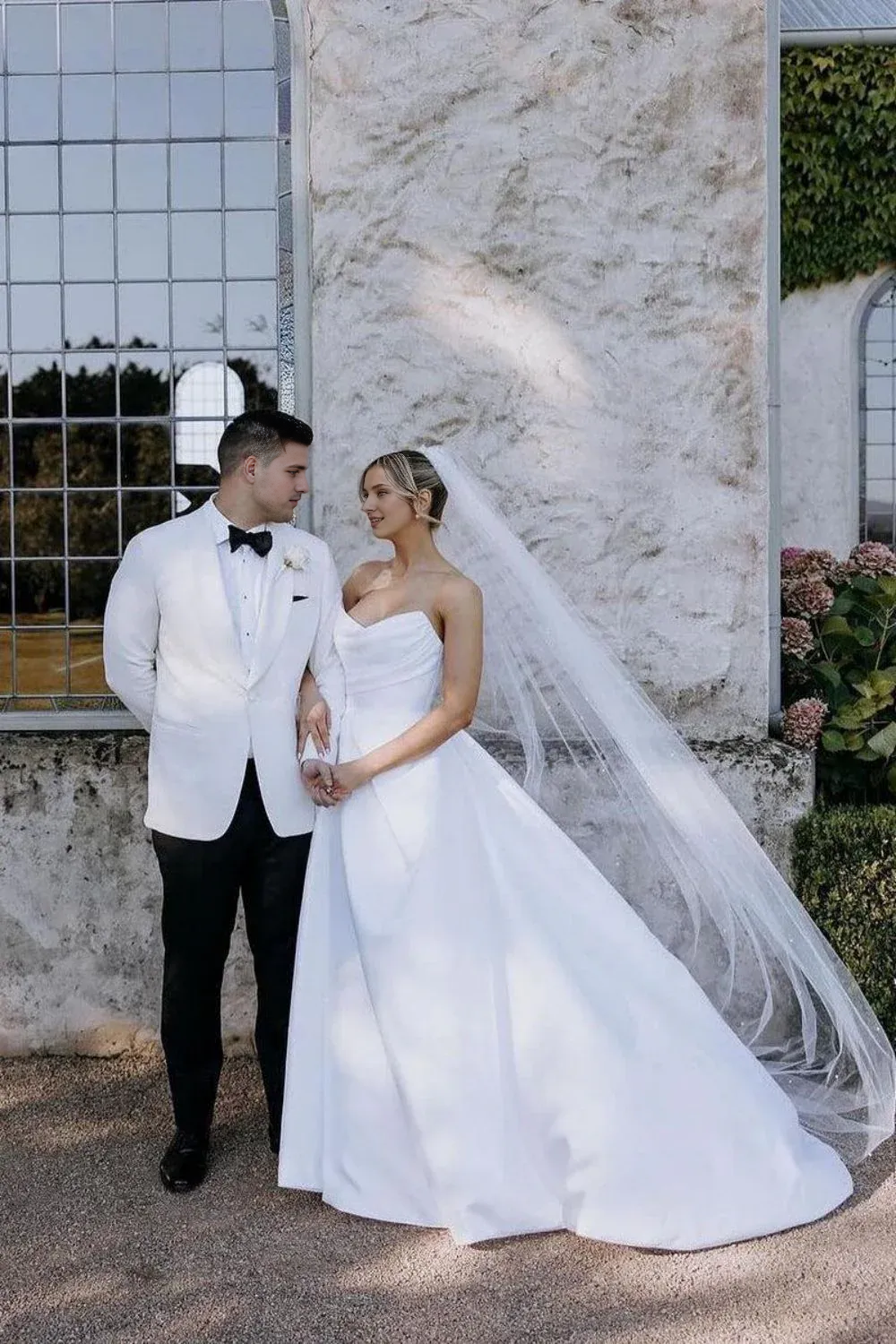 Robe de mariée longue bustier simple coupe trapèze avec décolleté en cœur et fente sur le devant