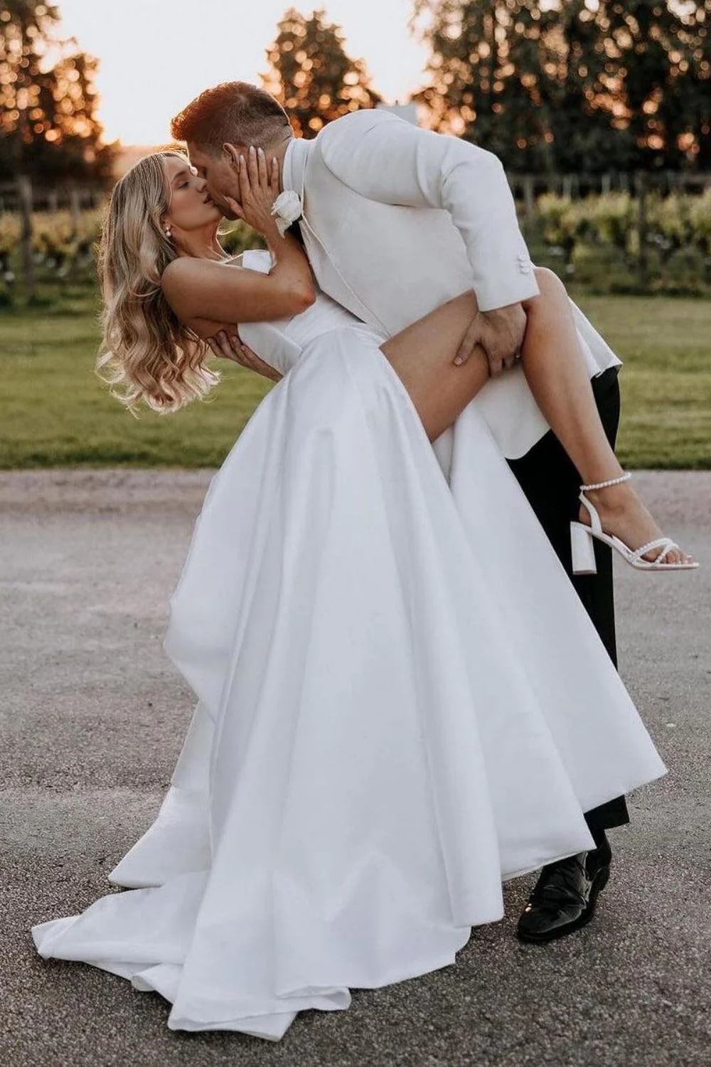 Robe de mariée longue bustier simple coupe trapèze avec décolleté en cœur et fente sur le devant