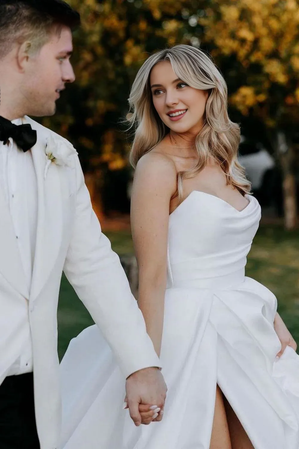 Robe de mariée longue bustier simple coupe trapèze avec décolleté en cœur et fente sur le devant