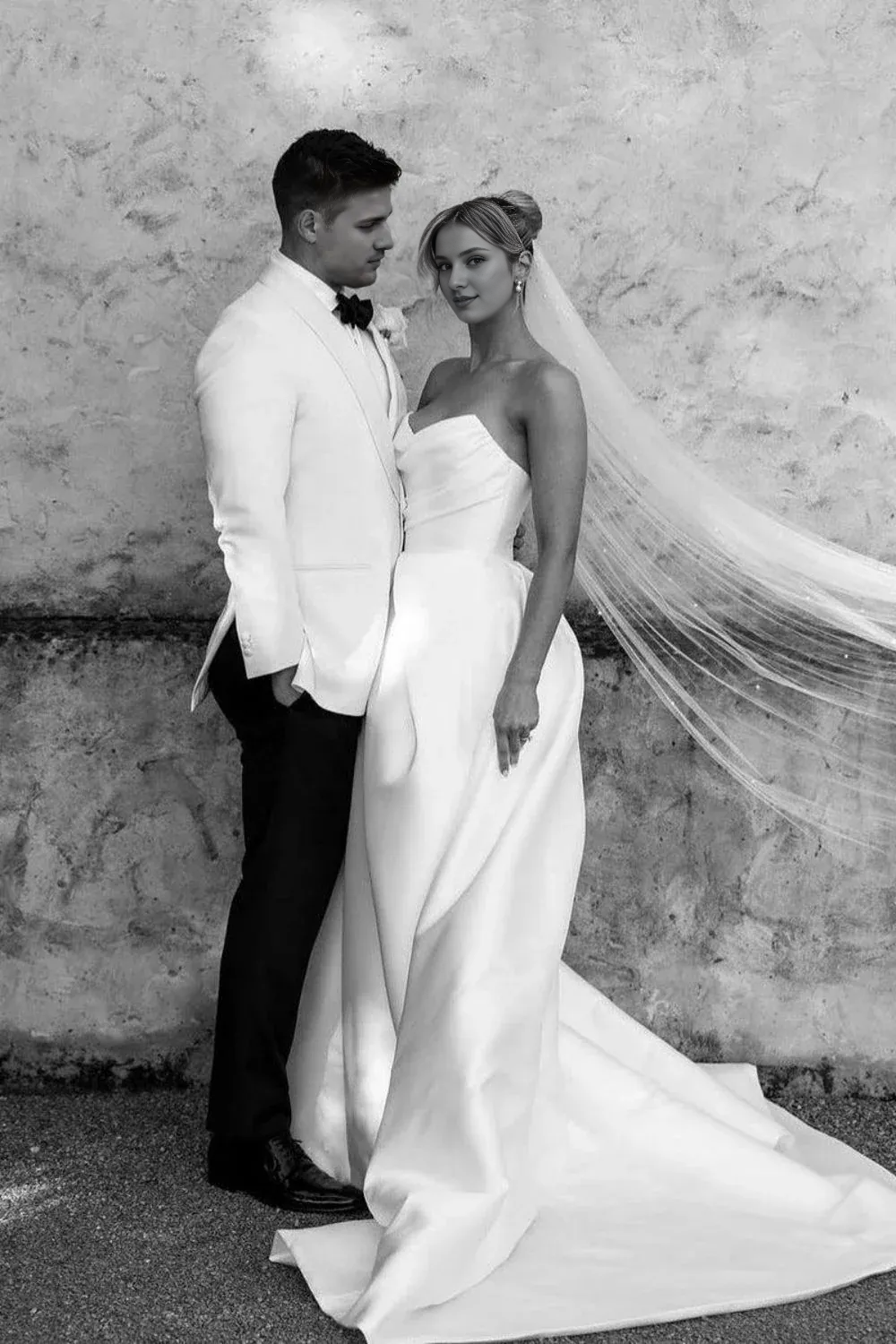 Robe de mariée longue bustier simple coupe trapèze avec décolleté en cœur et fente sur le devant