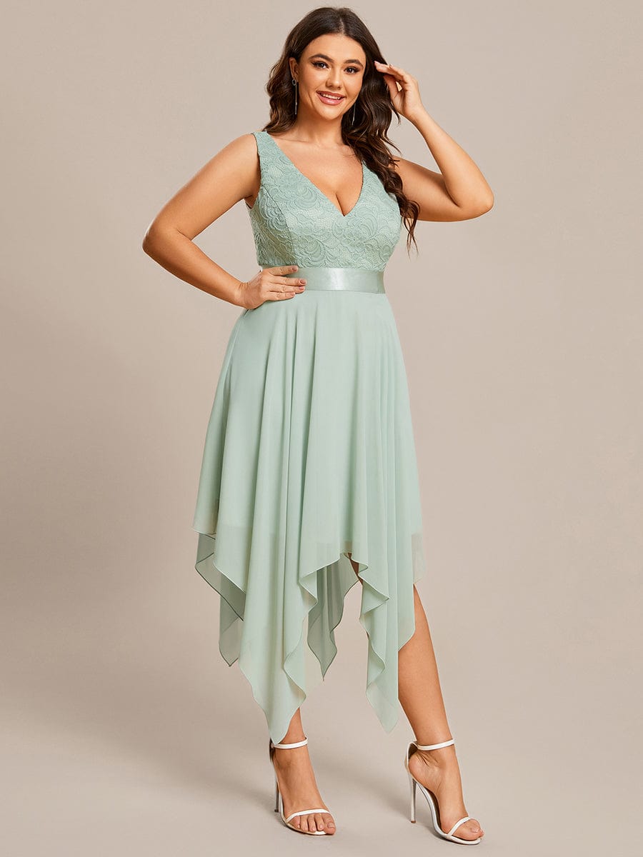 Side view of a model in a dark green plus size V-neck lace prom dress.