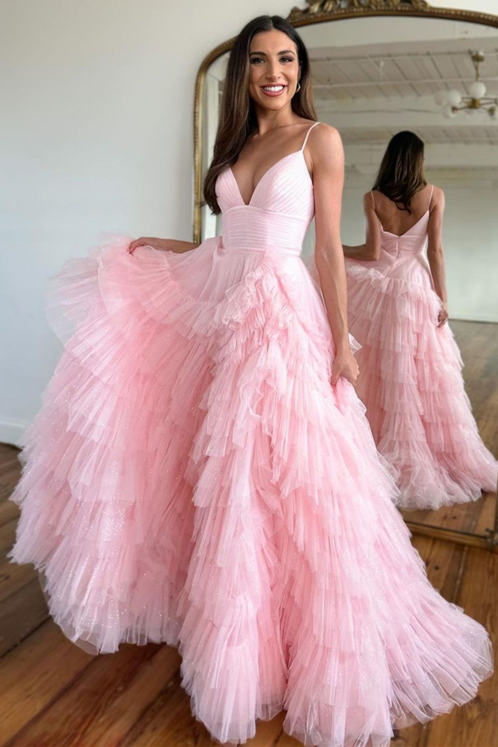 Robe de bal longue en tulle avec bretelles spaghetti et fermeture éclair dans le dos.