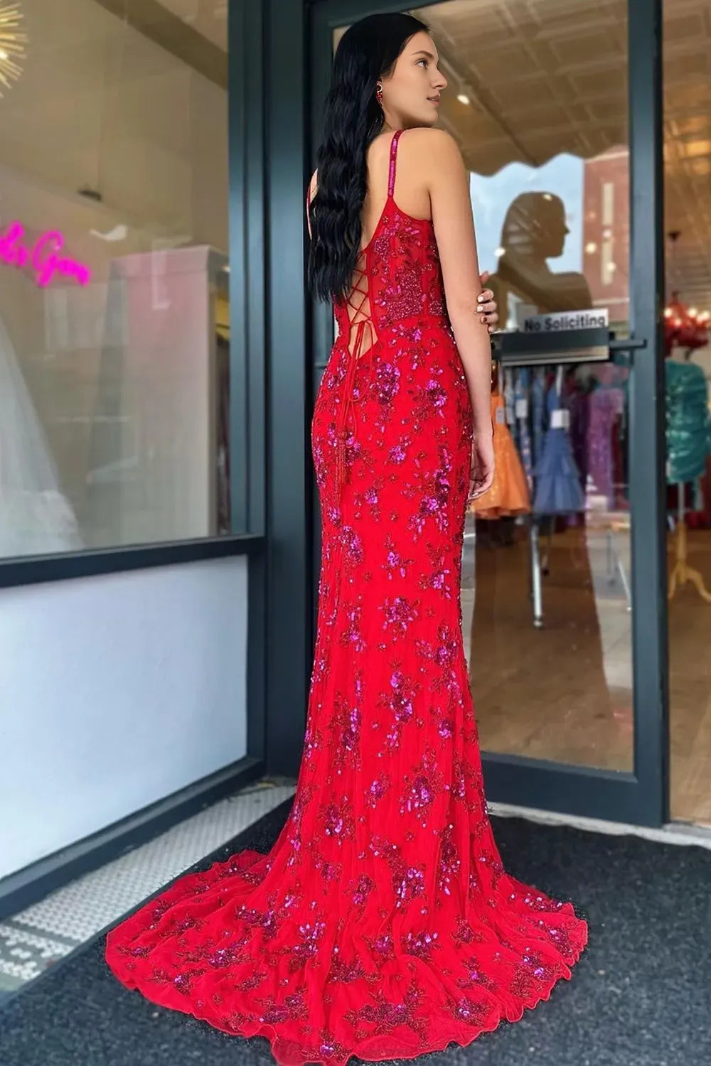 Elegante vestido de fiesta de sirena con tirantes finos y corsé rojo con abertura frontal 