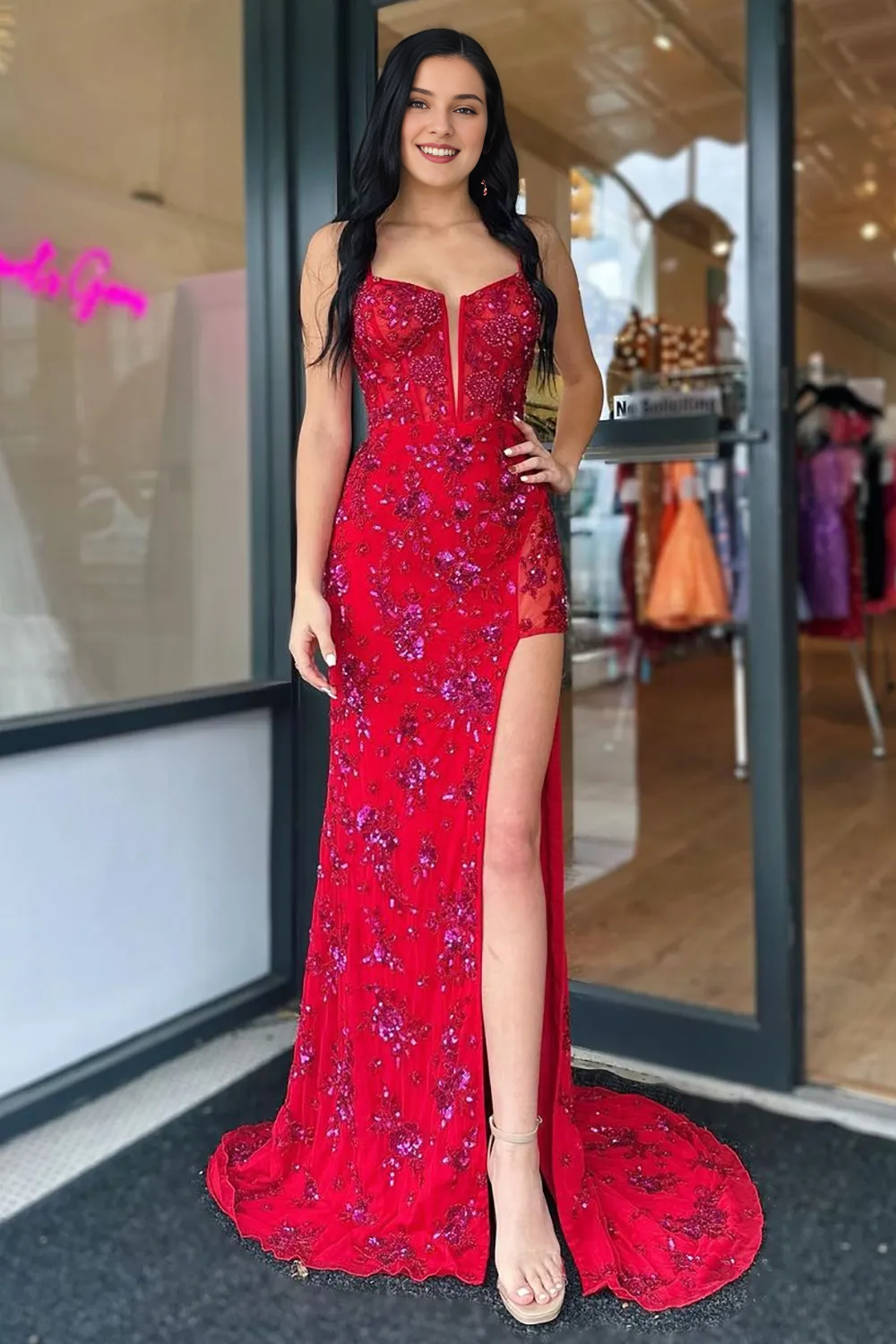 Elegante vestido de fiesta de sirena con tirantes finos y corsé rojo con abertura frontal 
