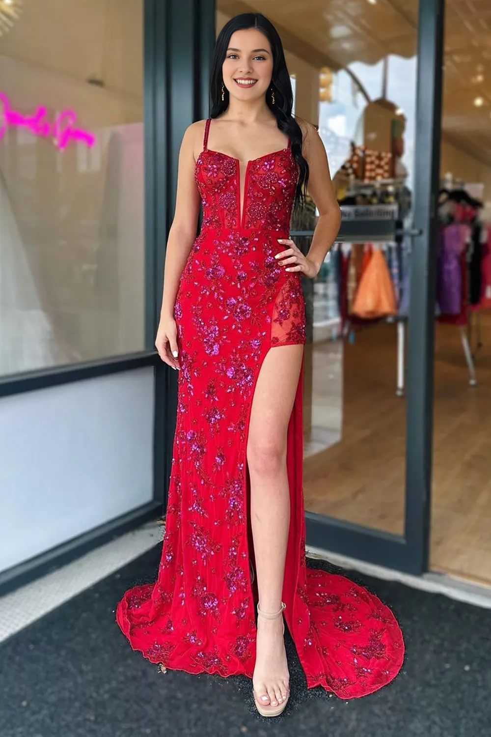 Elegante vestido de fiesta de sirena con tirantes finos y corsé rojo con abertura frontal 
