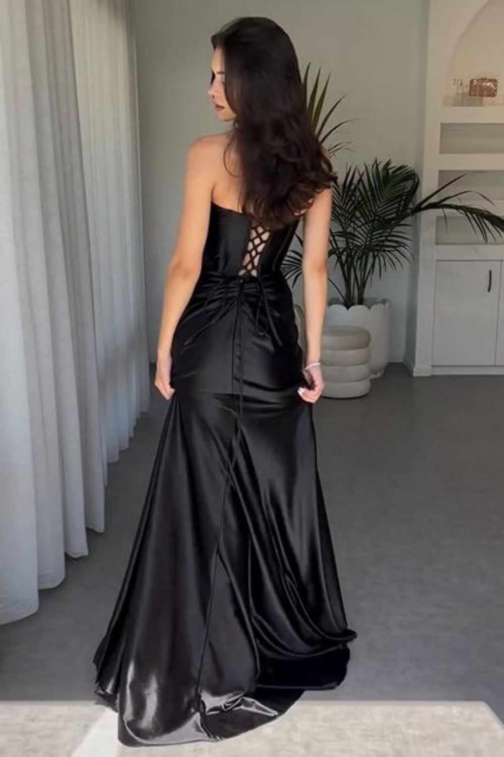 Robe de bal sirène élégante en satin, sans bretelles, à lacets et longue fente