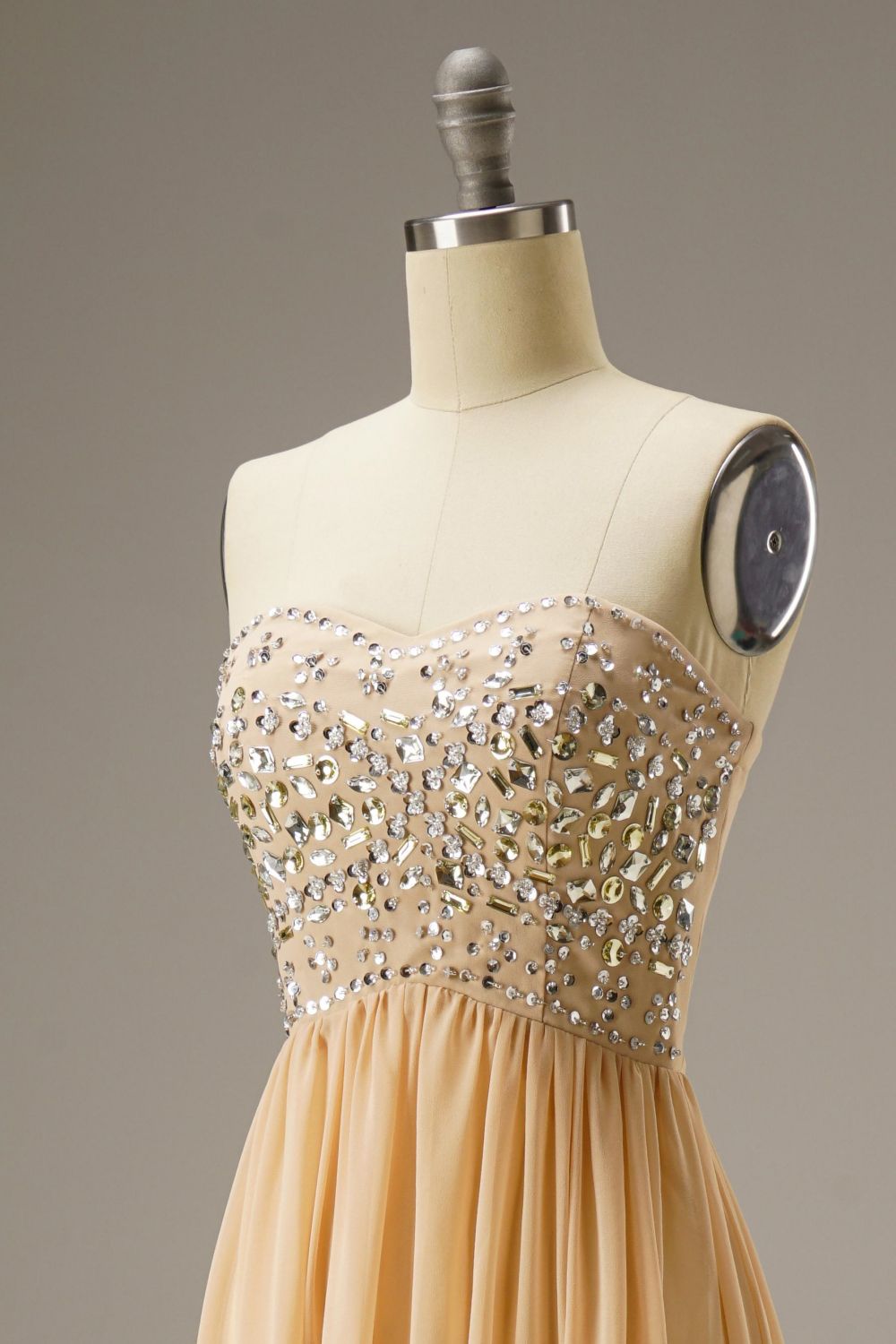 Robe longue en mousseline taille empire à décolleté en cœur et perles Weitese