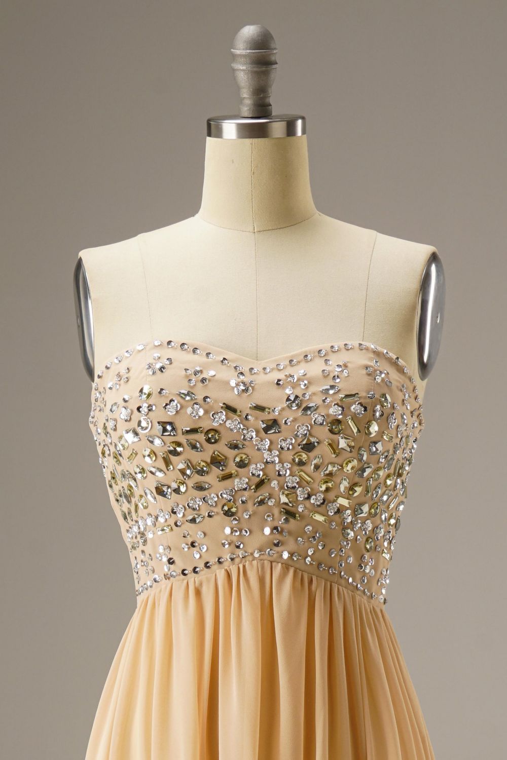 Robe longue en mousseline taille empire à décolleté en cœur et perles Weitese