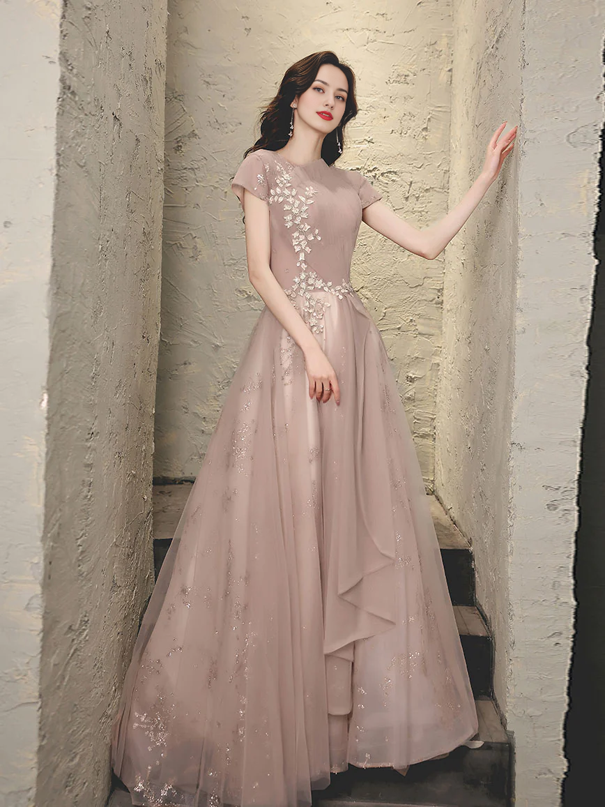 Robe de bal longue en tulle et dentelle avec appliques
