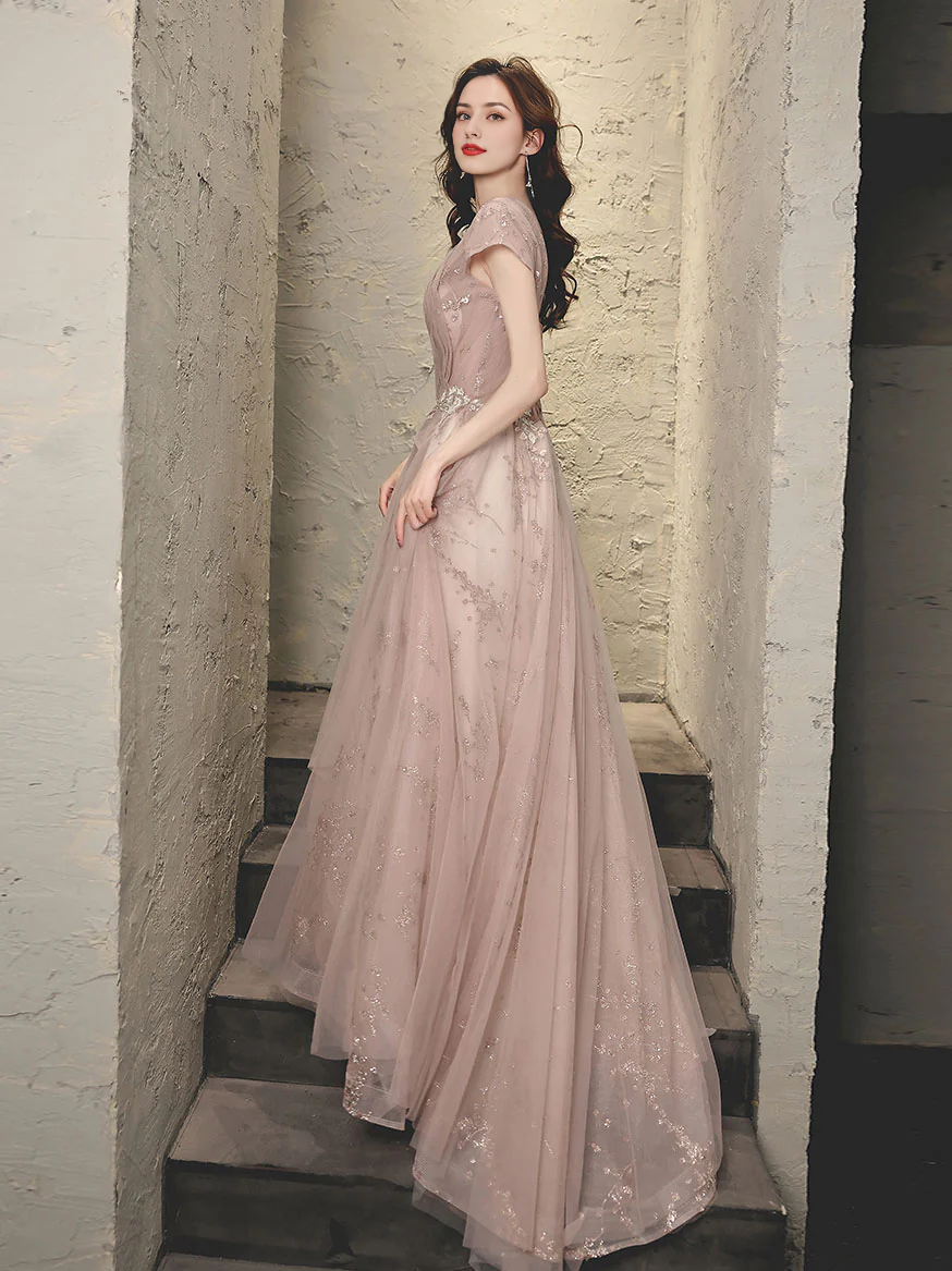 Robe de bal longue en tulle et dentelle avec appliques