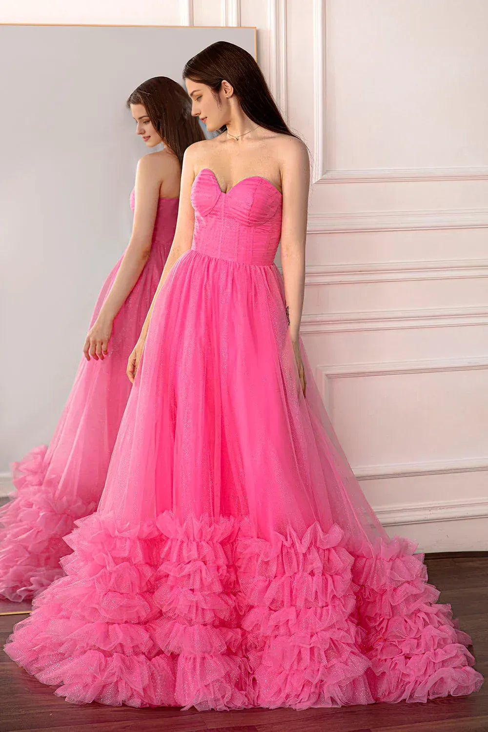 Robe de bal rose en tulle à épaules dénudées et à volants, sans bretelles