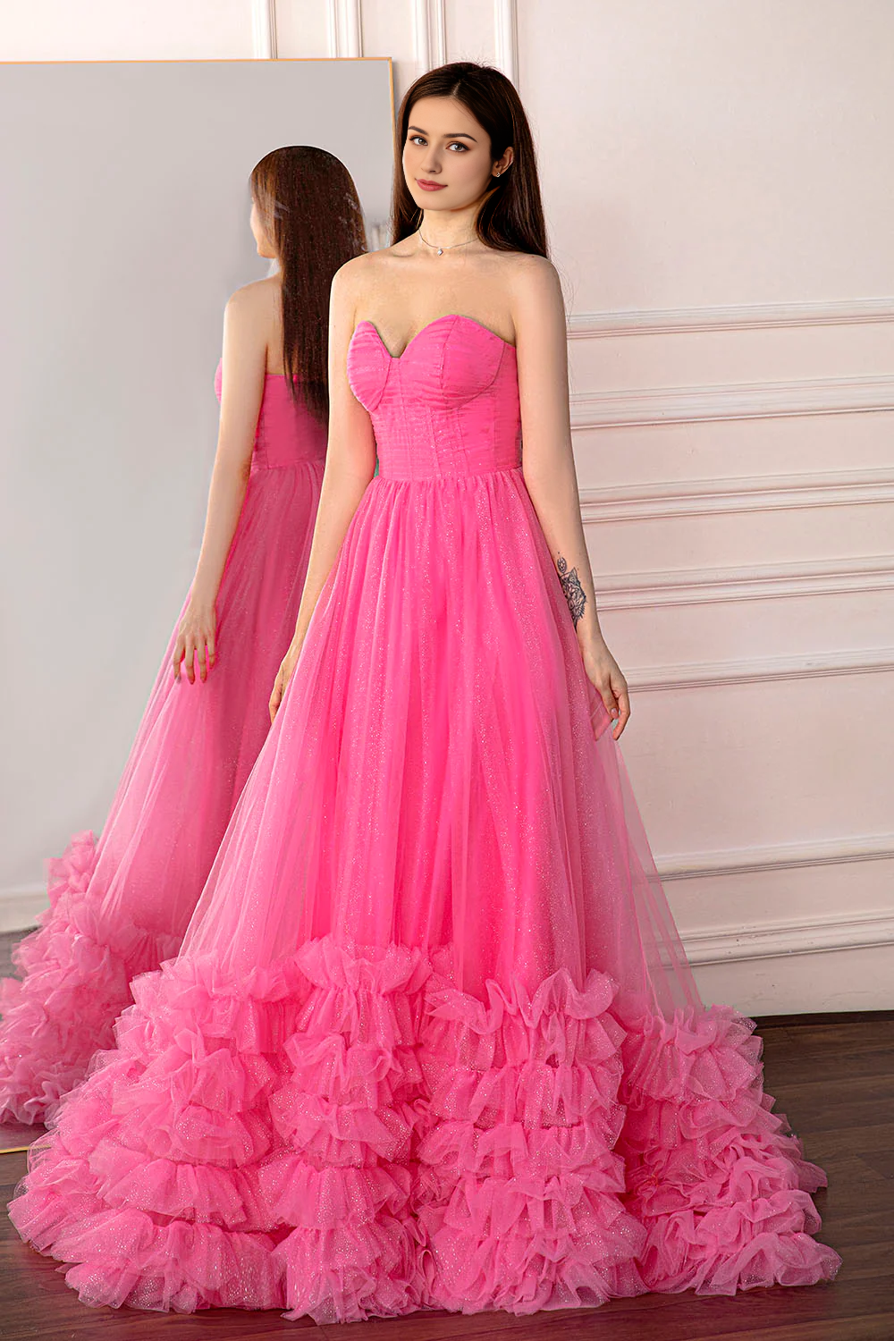 Robe de bal rose en tulle à épaules dénudées et à volants, sans bretelles