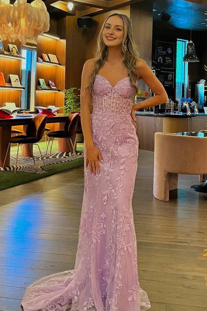 Robe de bal ajustée en tulle sans manches, épaules dénudées, décolleté en cœur, avec appliques