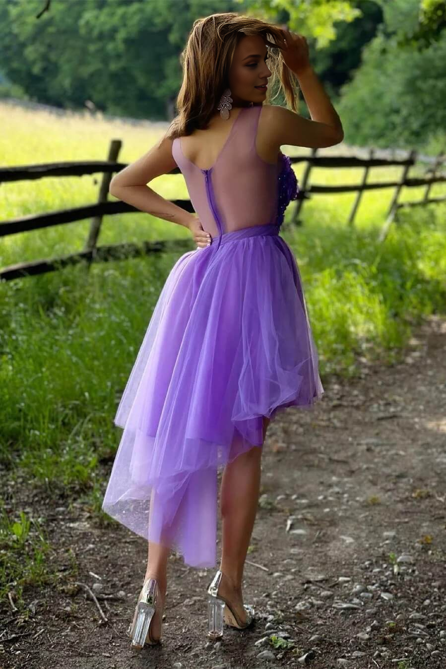 Robe de soirée courte violette dos nu en tulle, coupe haute et basse