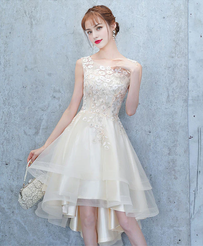 Robe de bal en tulle et dentelle avec appliques