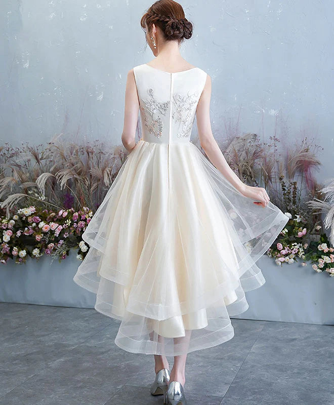 Robe de bal en tulle et dentelle avec appliques