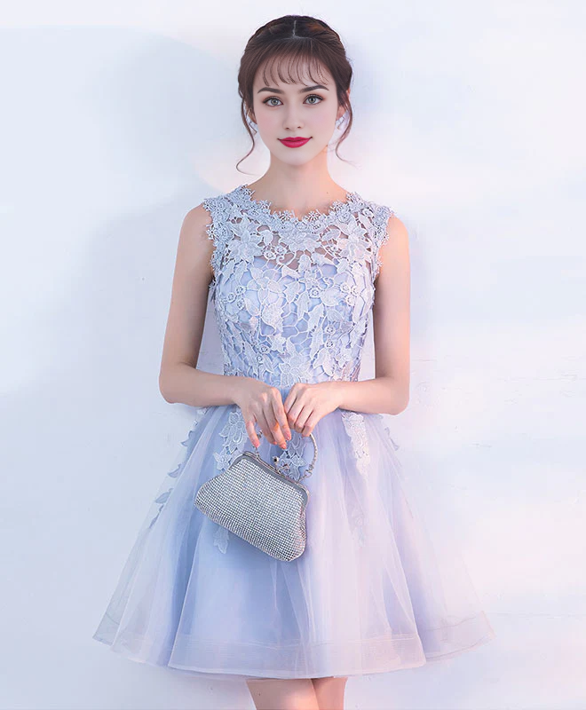 Robe de bal courte en tulle et dentelle avec appliques