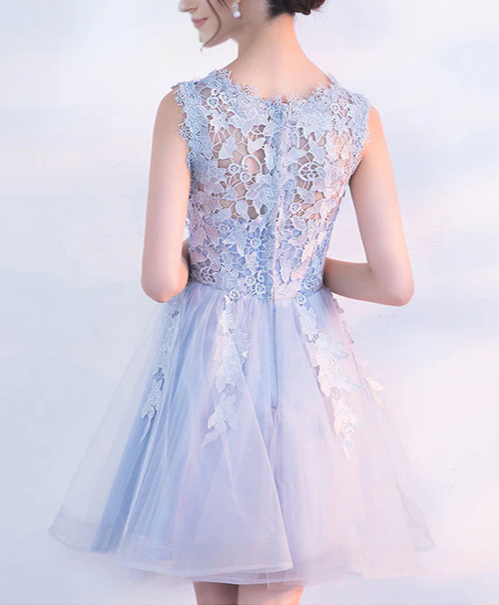 Robe de bal courte en tulle et dentelle avec appliques