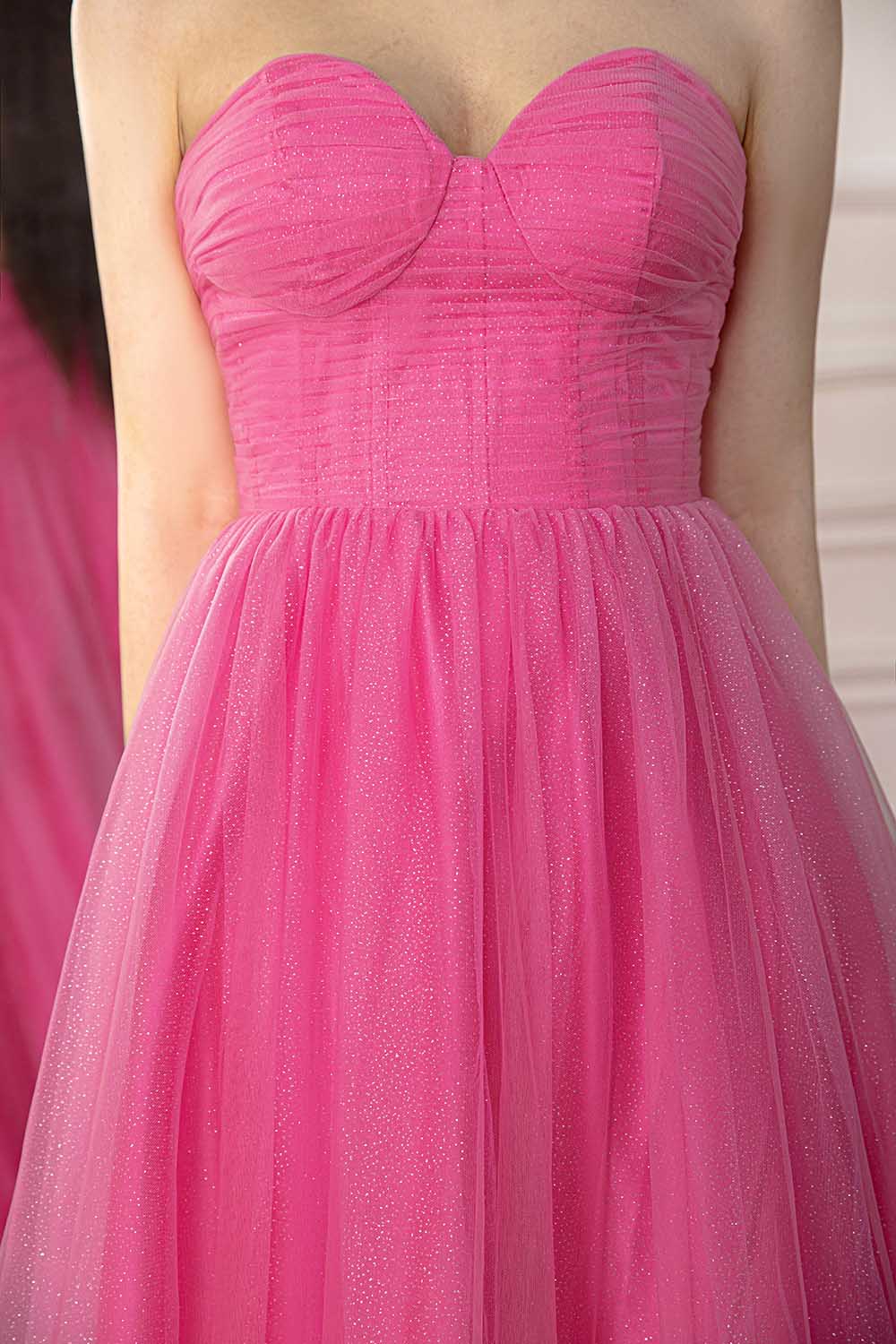 Robe de bal rose en tulle à épaules dénudées et à volants, sans bretelles