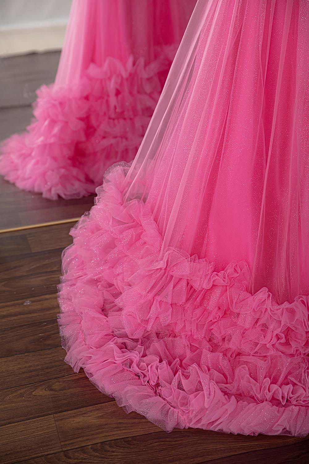 Robe de bal rose en tulle à épaules dénudées et à volants, sans bretelles