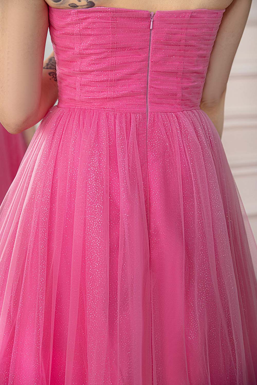 Robe de bal rose en tulle à épaules dénudées et à volants, sans bretelles