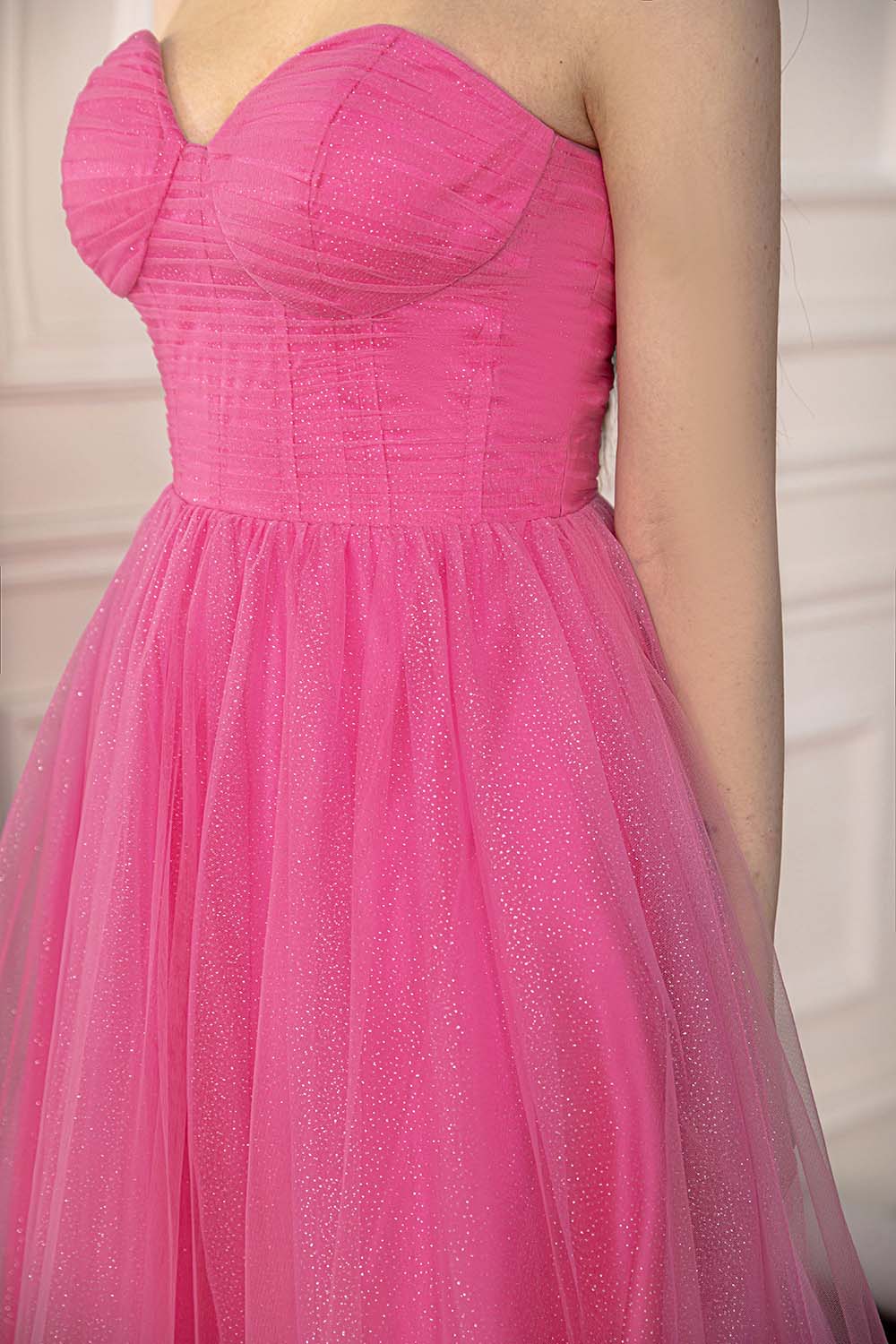 Robe de bal rose en tulle à épaules dénudées et à volants, sans bretelles