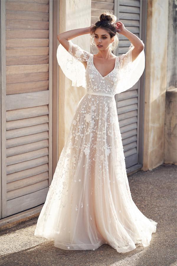 Robe de mariée de plage à col en V et traîne dos nu avec appliques en dentelle 