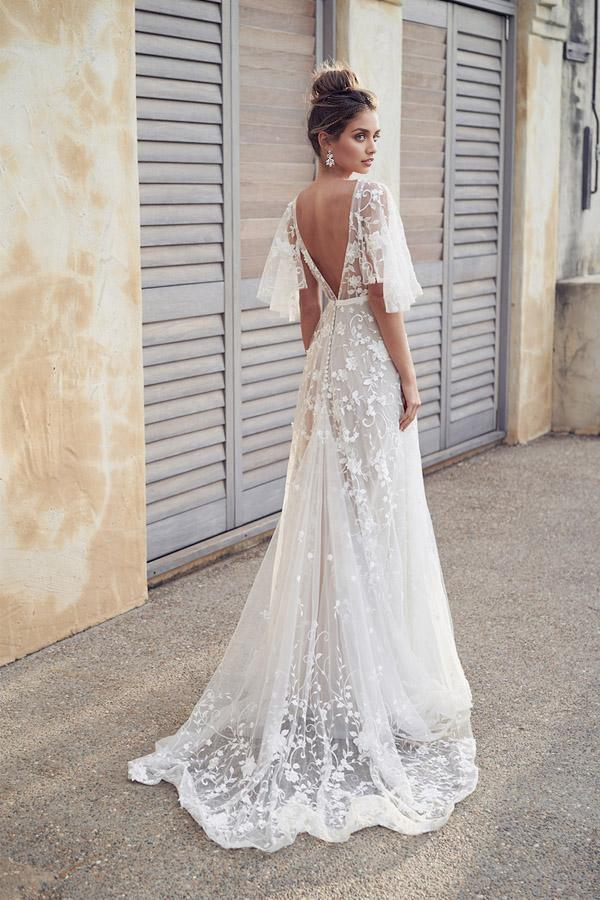 Robe de mariée de plage à col en V et traîne dos nu avec appliques en dentelle 