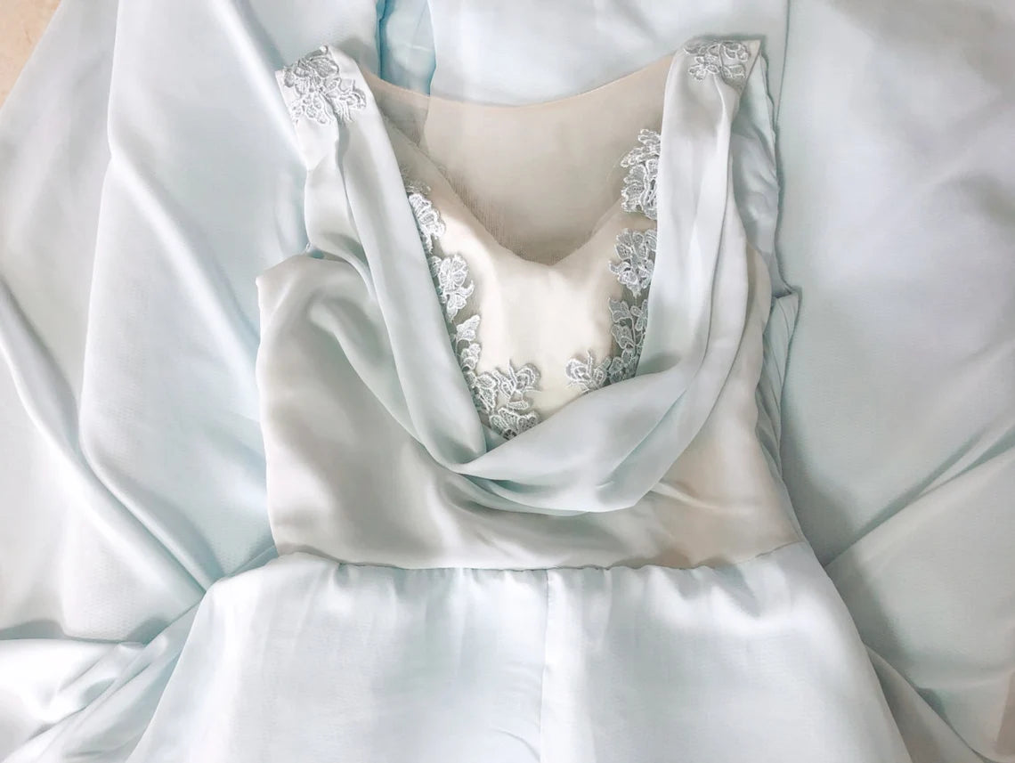 Robe de demoiselle d'honneur bleu poudré à col en V et dos bénitier avec appliques en dentelle, sans manches, élégante robe de soirée en mousseline de soie avec fente 