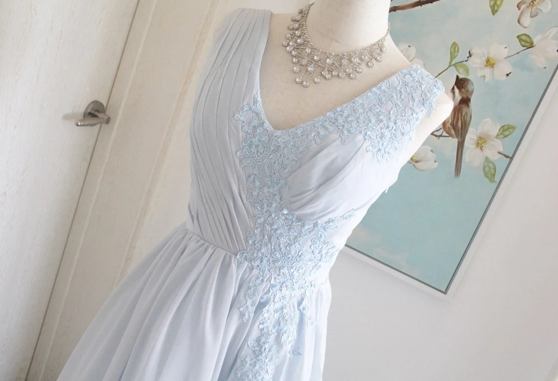 Robe de demoiselle d'honneur bleu poudré à col en V et dos bénitier avec appliques en dentelle, sans manches, élégante robe de soirée en mousseline de soie avec fente 