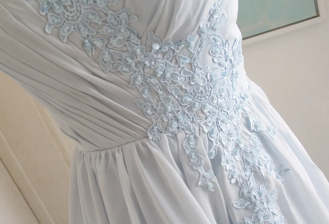 Robe de demoiselle d'honneur bleu poudré à col en V et dos bénitier avec appliques en dentelle, sans manches, élégante robe de soirée en mousseline de soie avec fente 