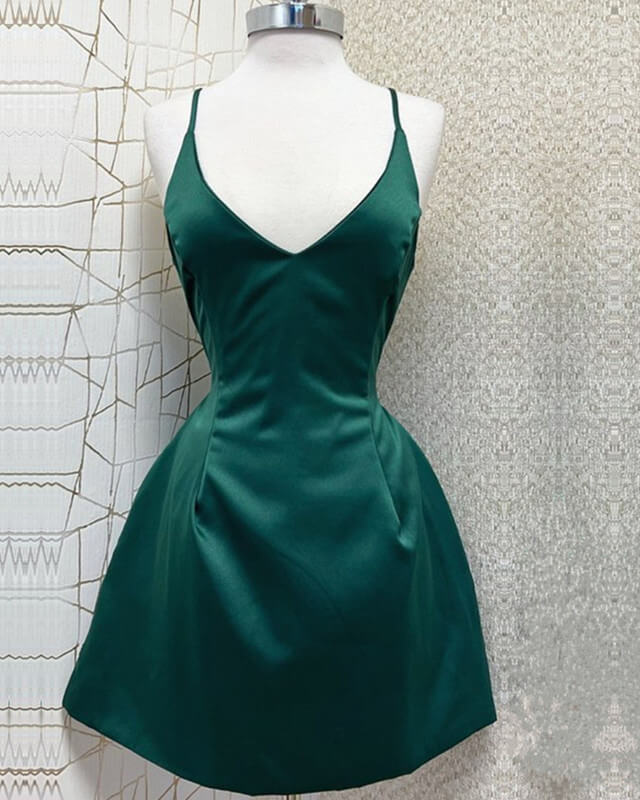 Robe de soirée courte en satin à col en V et bretelles spaghetti 