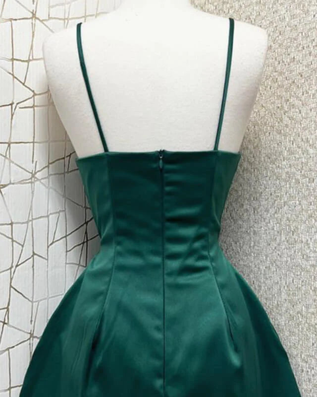 Robe de soirée courte en satin à col en V et bretelles spaghetti 