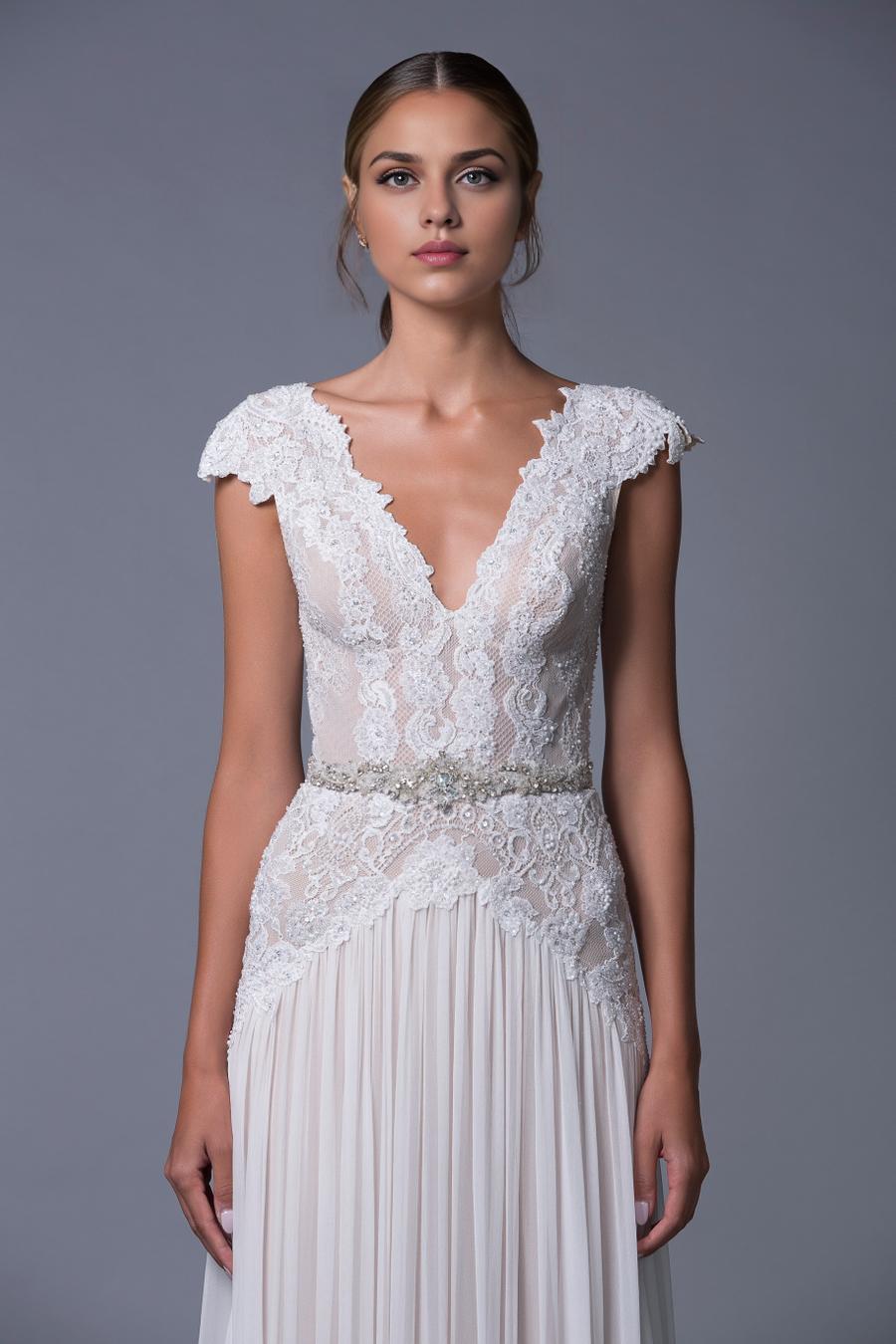 Vestido de novia bohemio de encaje con escote en V y espalda descubierta para playa 