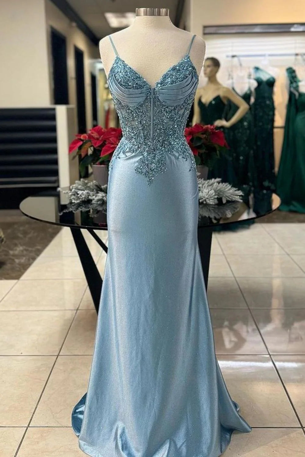 Vestido de fiesta de sirena con escote en V, tirantes finos y largo hasta el suelo con apliques