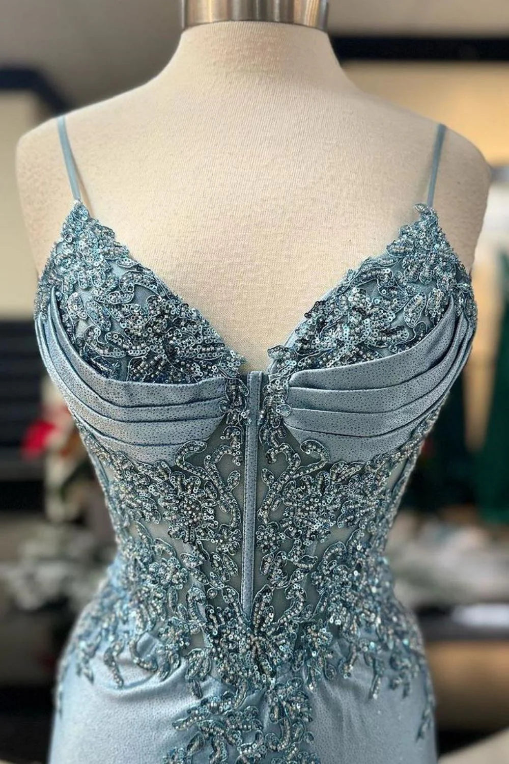 Vestido de fiesta de sirena con escote en V, tirantes finos y largo hasta el suelo con apliques