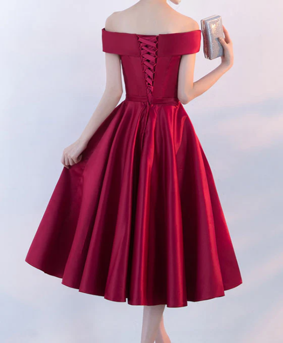 Robe de soirée mi-longue à col en V et épaules dénudées 