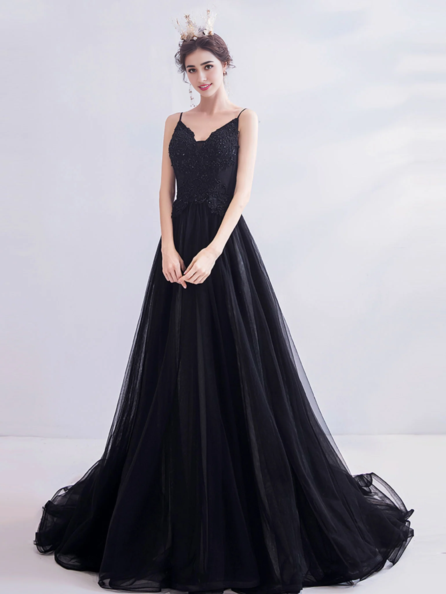 Robe de bal longue en tulle et dentelle à bretelles spaghetti et col en V