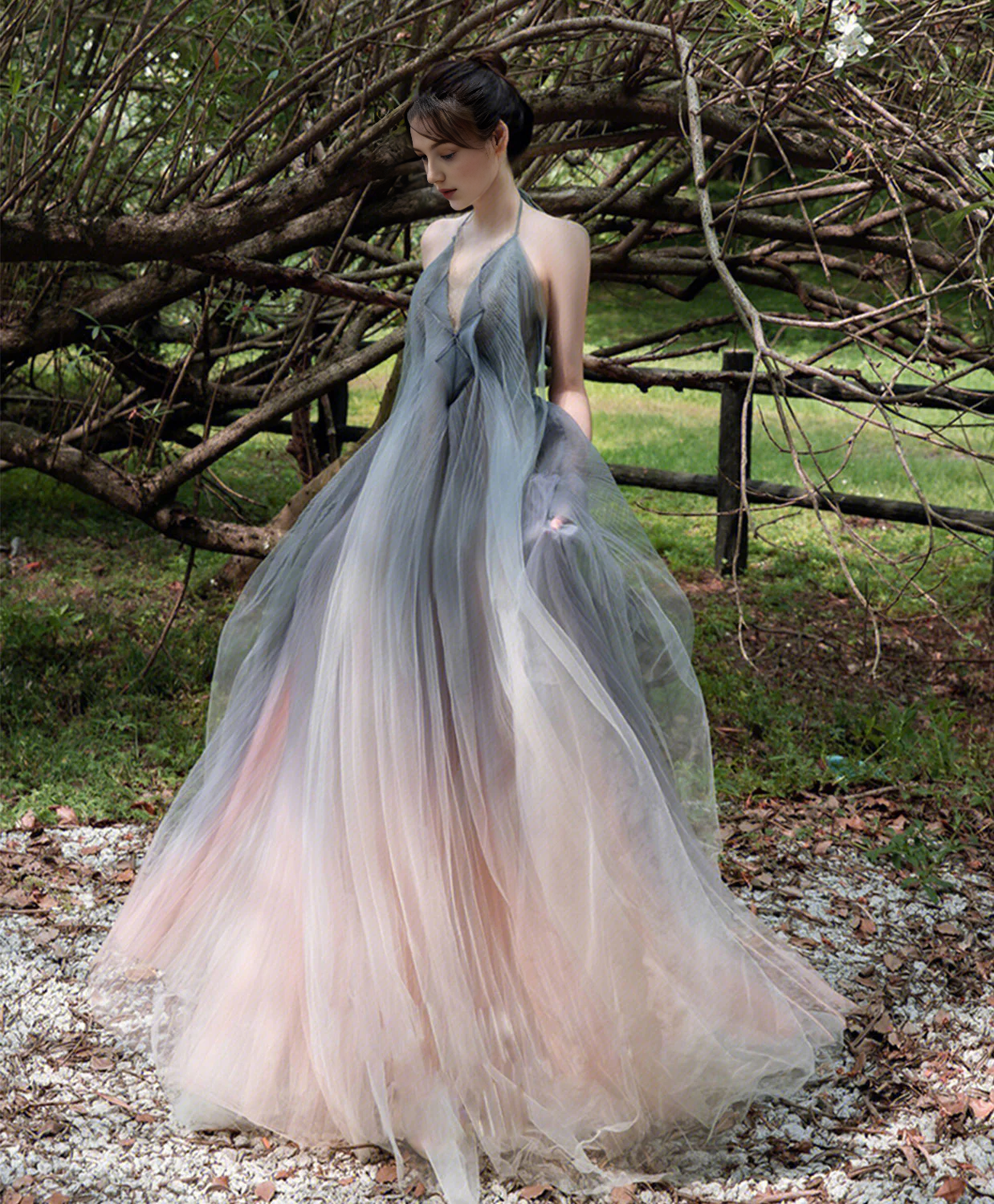 Robe de bal dos nu en tulle à col en V