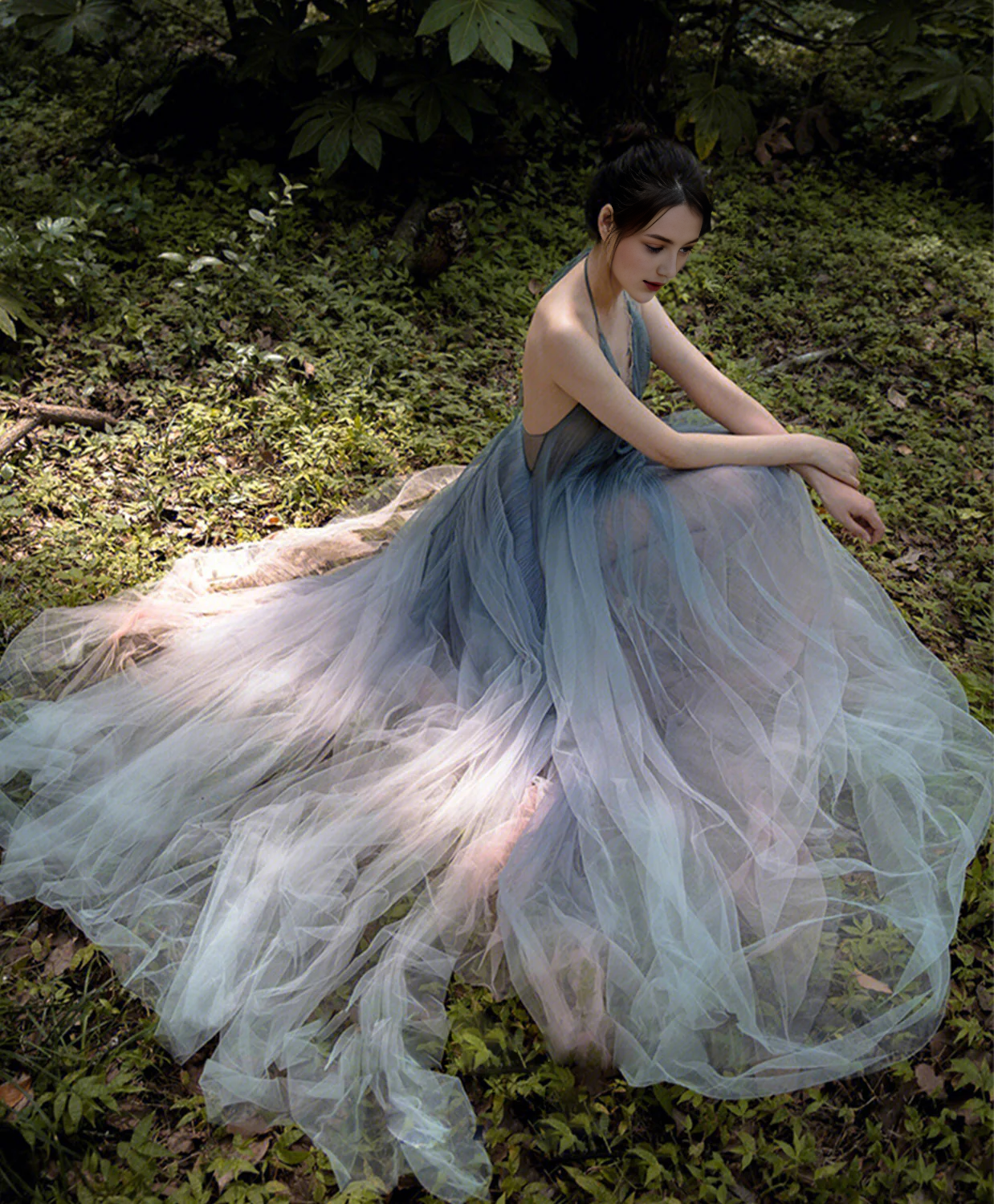 Robe de bal dos nu en tulle à col en V