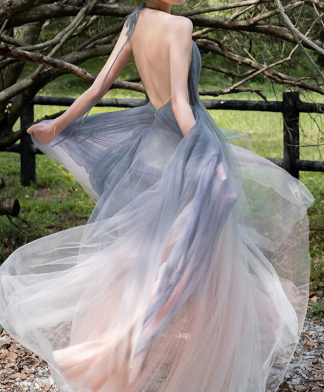 Robe de bal dos nu en tulle à col en V