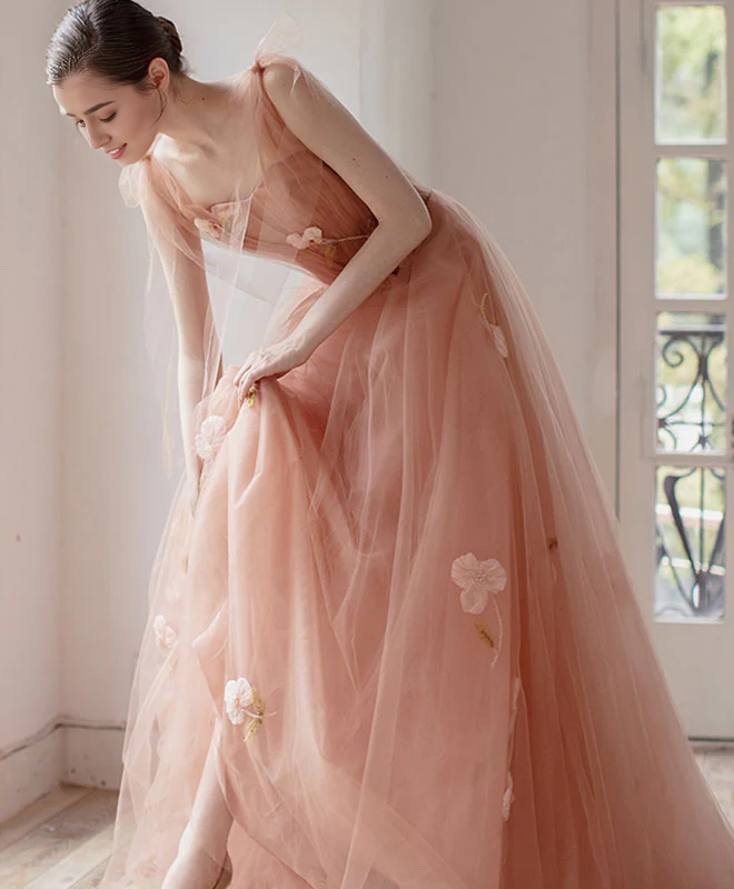 Robe de bal longue en tulle à col en V et appliqués