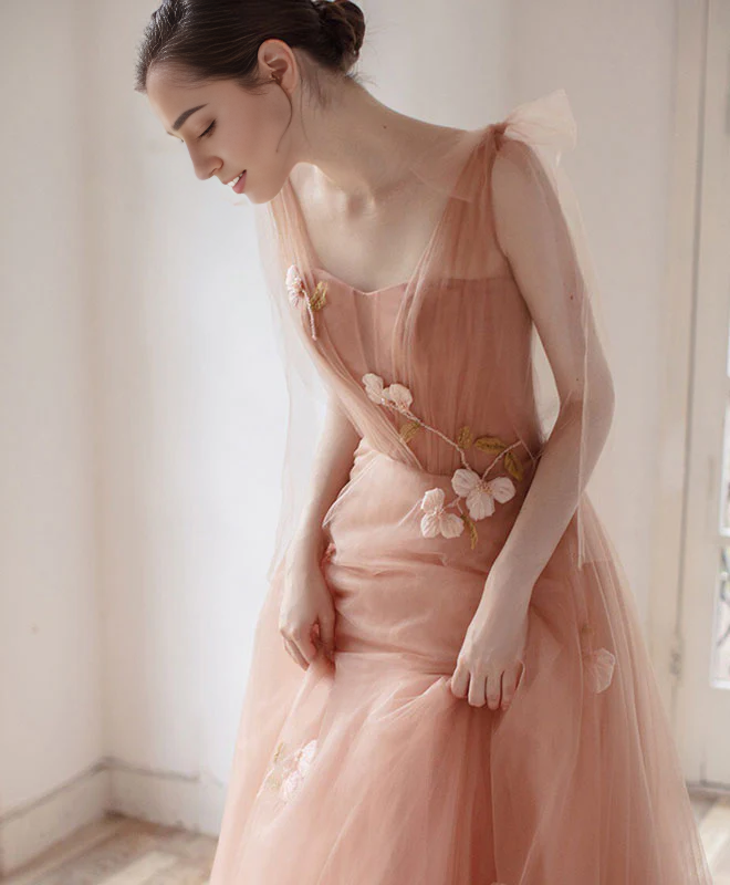 Robe de bal longue en tulle à col en V et appliqués