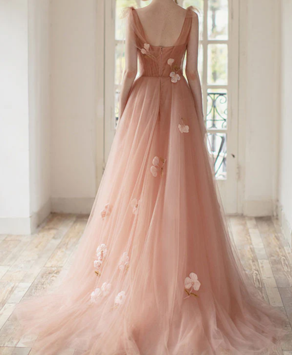 Robe de bal longue en tulle à col en V et appliqués