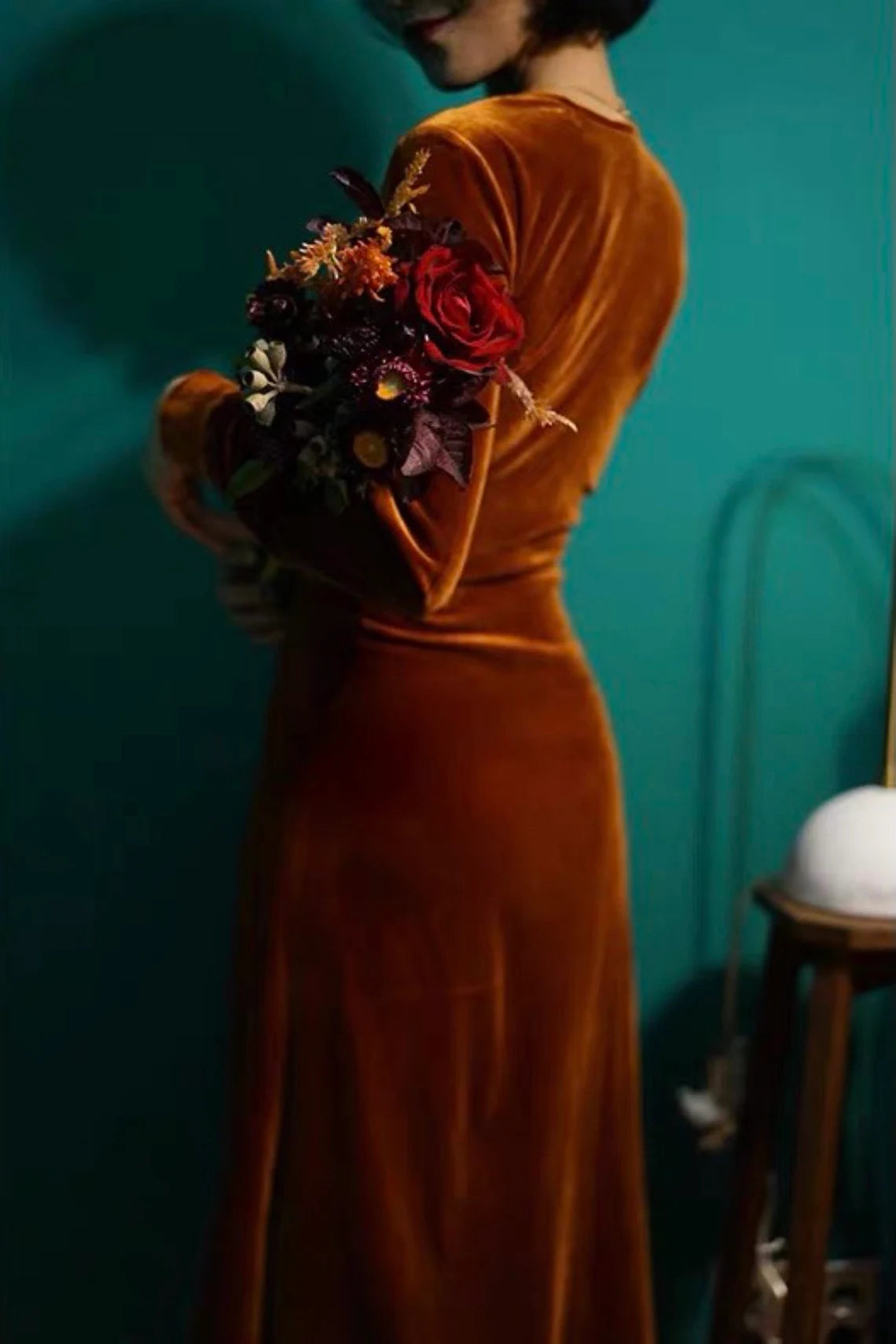 Vestido de noche de terciopelo para dama de honor, fiesta, graduación, invierno, escote en V, largo hasta la rodilla, mangas largas, plisado 