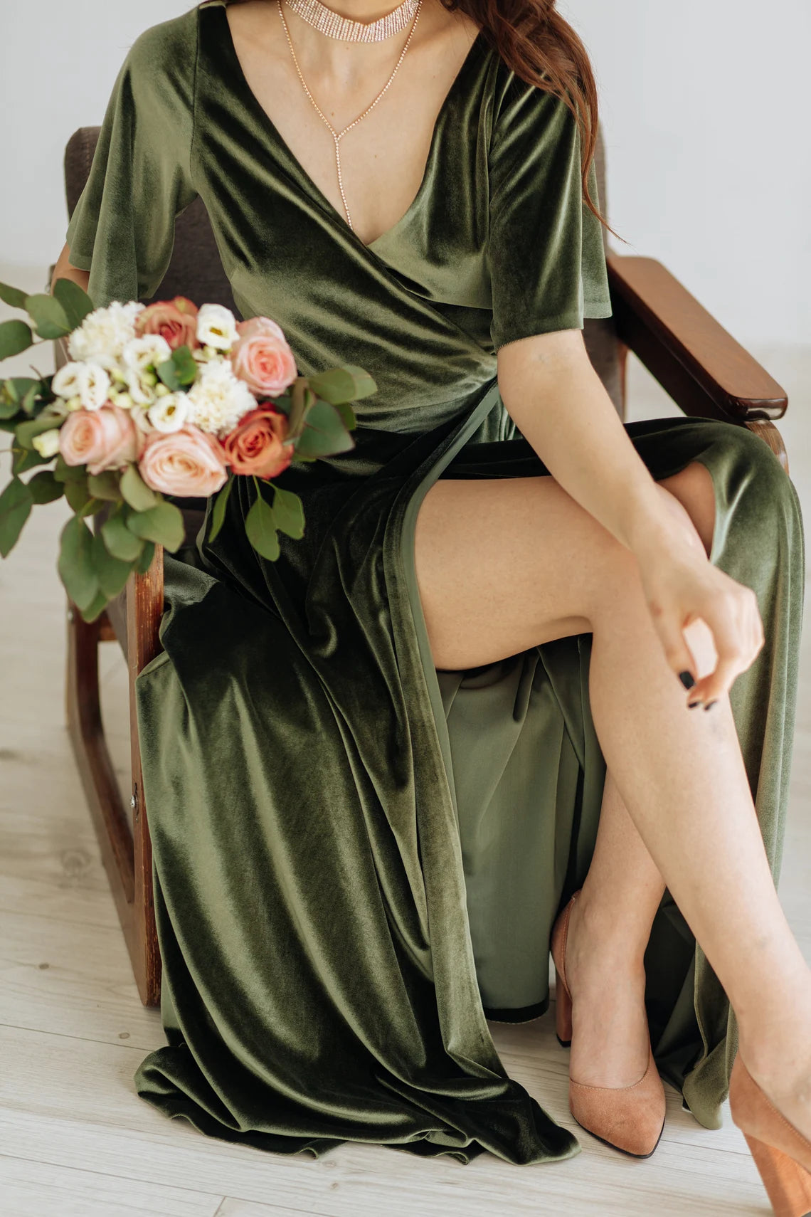 Vestido de fiesta de graduación sencillo de terciopelo con mangas cortas, corte A, largo hasta el tobillo, escote en V y abertura 