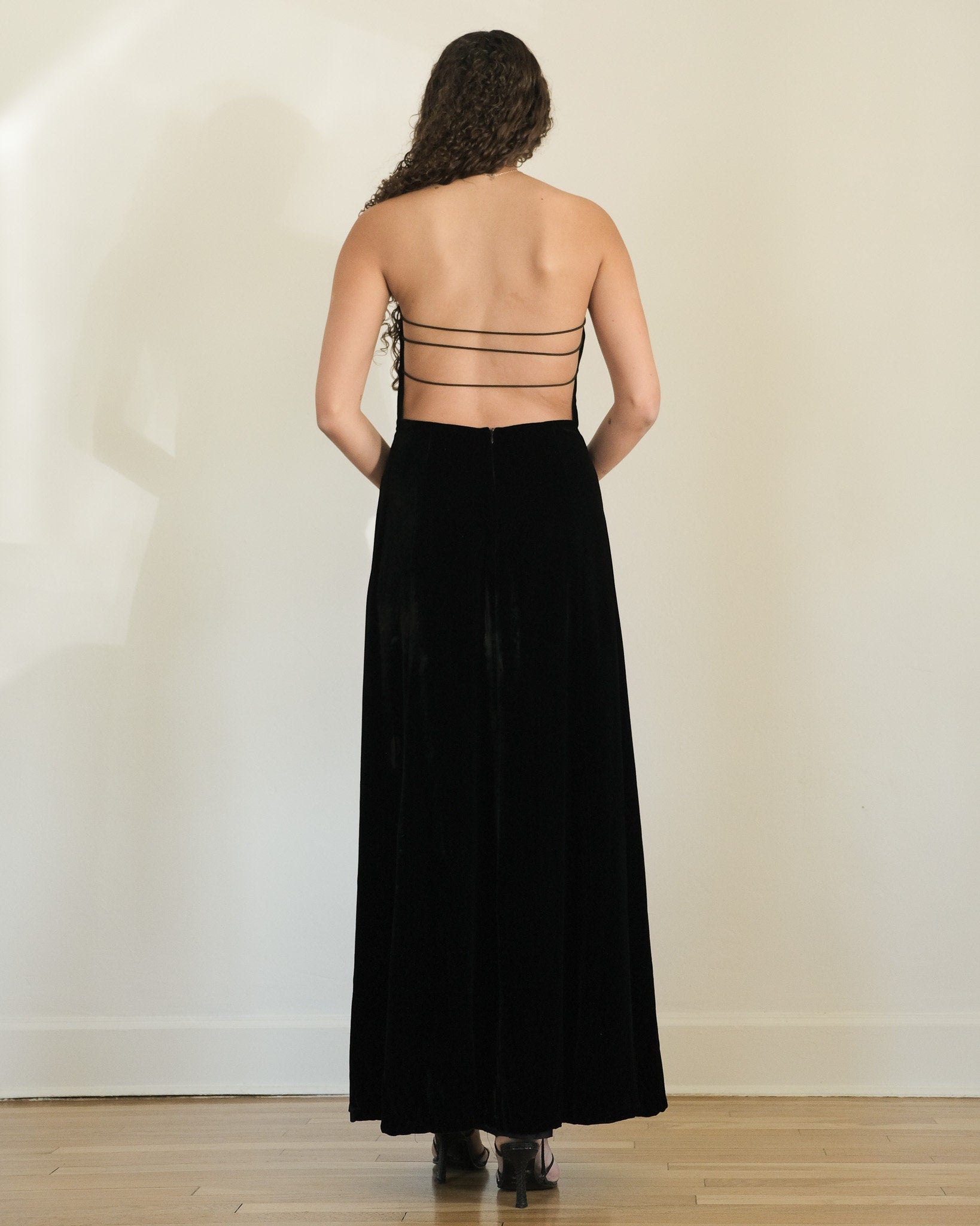 Robe de bal noire vintage à épaules dénudées et longueur au sol, coupe trapèze, sans bretelles, sans manches 