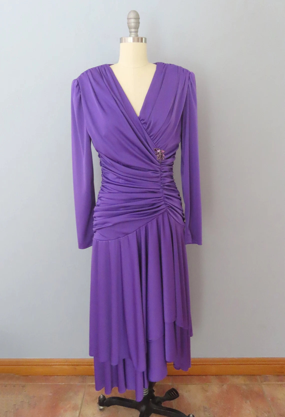Vestido de cóctel vintage morado con lentejuelas y cuentas, escote en V, manga larga, vestido de fiesta plisado para dama de honor. 