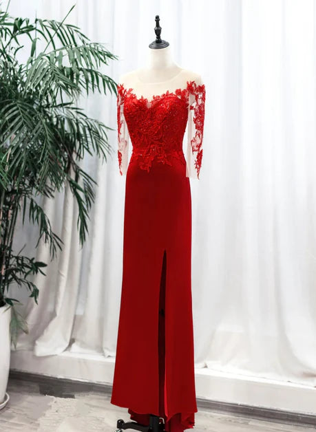 Vestido de fiesta de satén rojo con encaje y escote redondo