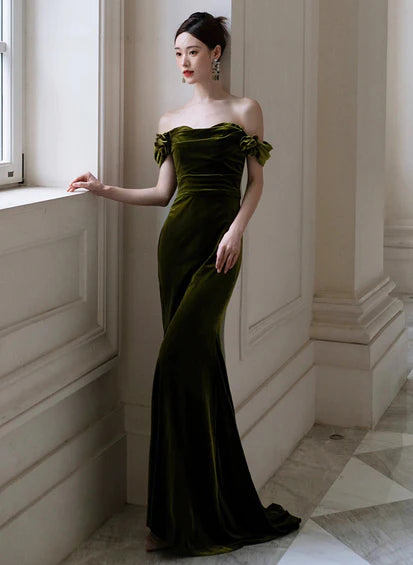 Vestido formal de sirena verde con escote en forma de corazón y hombros descubiertos